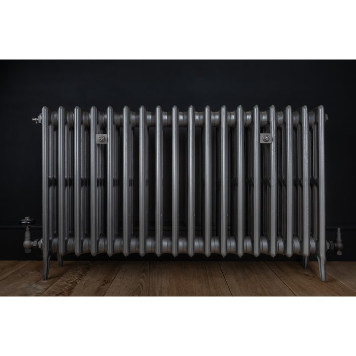 Traditional Victorian 4 Column 660mm Cast Iron Radiator 18 Section GM with Gun Metal Accessories (CDC-660-18-GMGM-BUND)